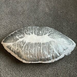 Dormify lips pillow